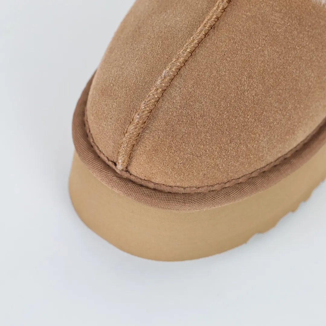 Pick up locally 💰440, the core recommendation is good price E4 UGG star thick-soled autumn and winter sheep fur snow boots, Xiaohongshu hot style, Henan Longfeng leather production, cashmere insoles, keeping warm in winter, and a good choice for home use. In the new year, uug launched a style series, which is partial to the preferences of young consumers, and has also been at the forefront of fashion trends. Shoe body material UGGPURE™ implanted wool insole, lightweight, non-slip and comfortable rubber outsole With brand LOGO and complete packaging. Size: 35 36 37 38 39 40. It is recommended to choose one size larger.